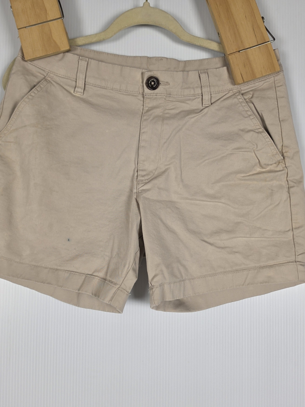 chubbies Men's Flat-Front Shorts in Light Beige 5.5" Shorties